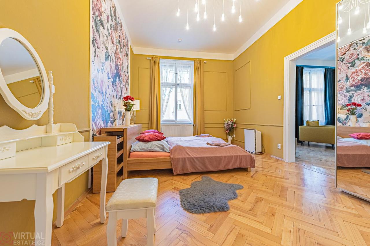 Colorful Wenceslas Square Apartment Prag Exteriör bild