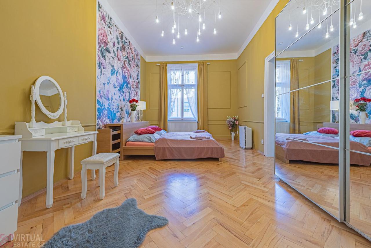 Colorful Wenceslas Square Apartment Prag Exteriör bild