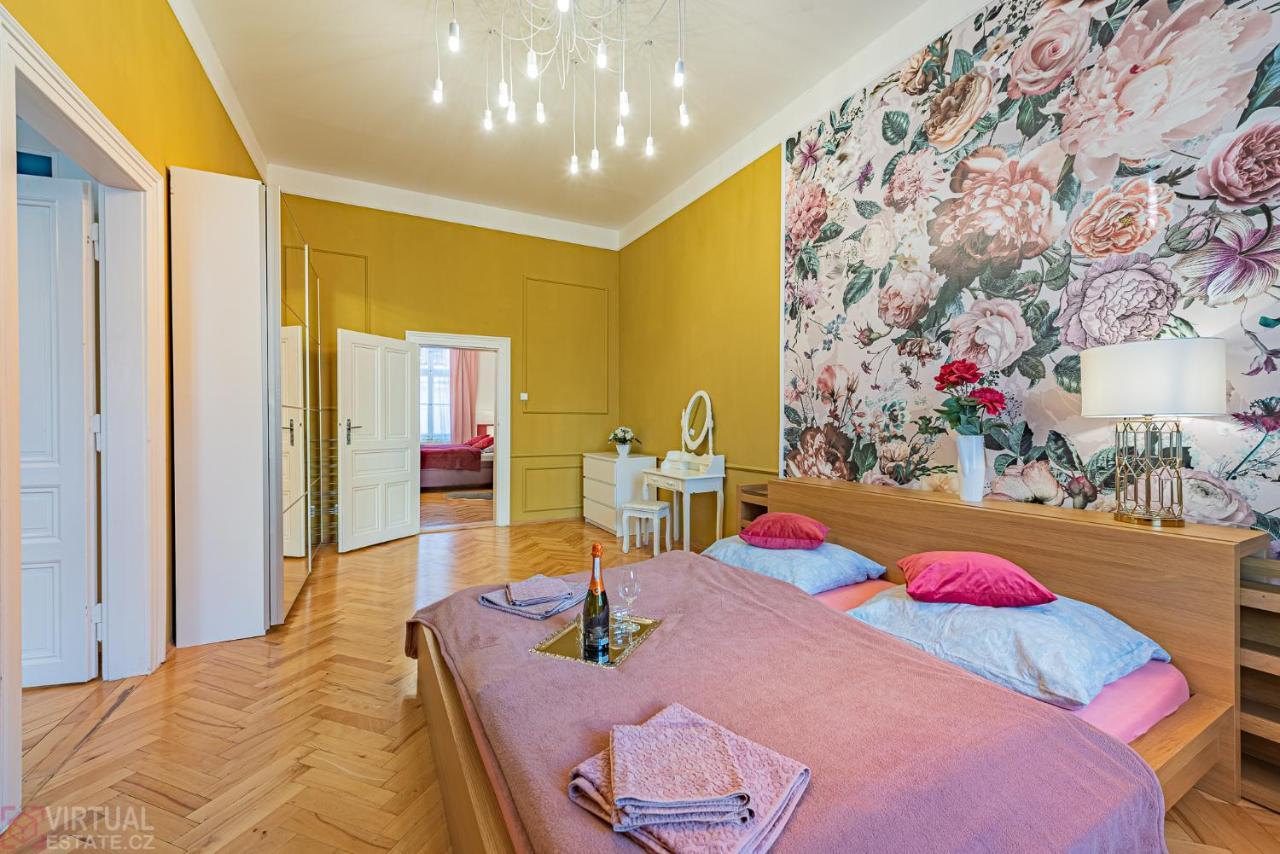 Colorful Wenceslas Square Apartment Prag Exteriör bild